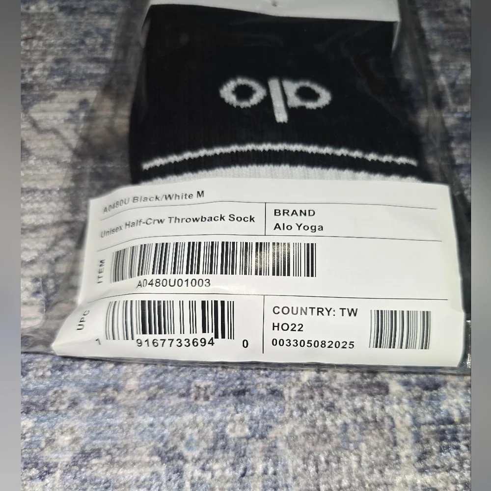 Alo Yoga Unisex Half-Crew Sock Athletic Core: Black/White Medium $34